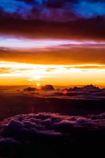 Tiro Vertical Céu Dramático Com Nuvens Durante Pôr Sol — Fotografia de Stock