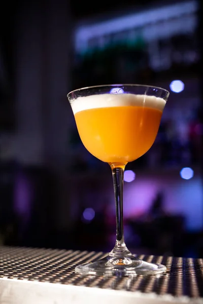Vertikal Bild Whisky Sur Cocktail Vid Bardisk — Stockfoto