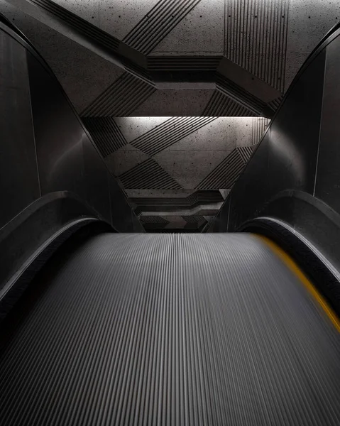 地铁站自动扶梯的垂直截图 — 图库照片