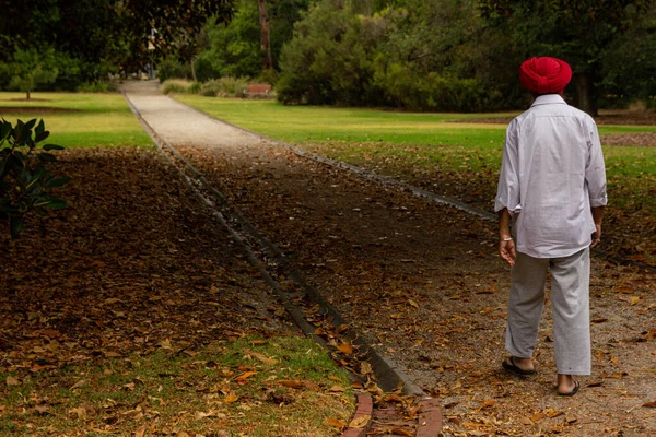 Person Som Promenerar Parken — Stockfoto