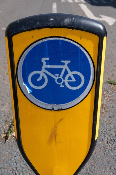 Yellow Bollard Blue Symbol Shows Cyclists Allowed Ride Bridge Newcastle — Stock Photo, Image