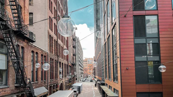 Una Fila Lampadine Appese Strada Tra Gli Edifici Seattle Usa — Foto Stock