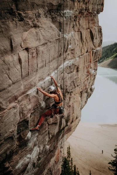 Nahaufnahme Einer Erwachsenen Bergsteigerin Auf Einer Klippe Der Nähe Eines — Stockfoto