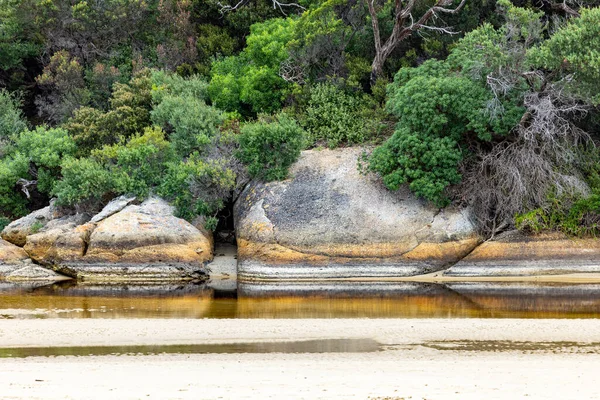Scenic View Tidal River Reflecting Huge Rocks Bank Wilsons Promontory — Stock Photo, Image