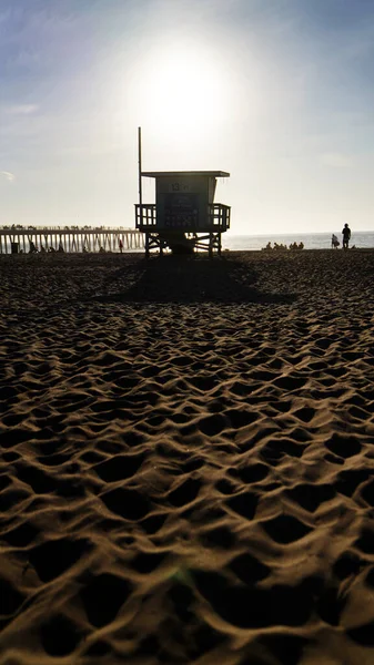 Egy Gyönyörű Kép Életmentő Toronyról Naplementekor Homokos Hermosa Strandon Kaliforniában — Stock Fotó