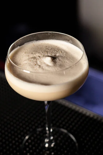 Colpo Verticale Angolo Alto Cocktail Bianco Bancone Bar — Foto Stock