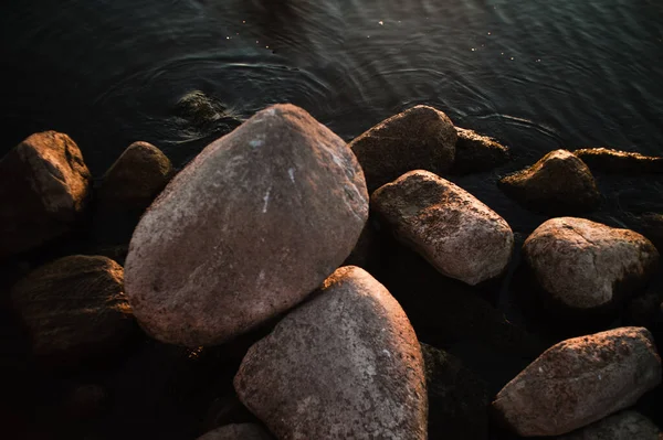Eine Nahaufnahme Von Felsen Strand Mit Tropfen Wasser — Stockfoto