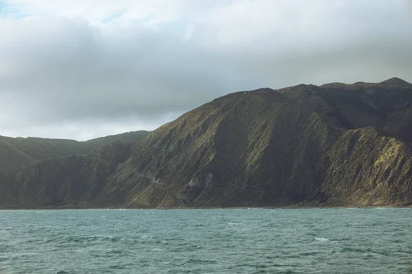 Utsikt Från Bukten Gröna Kullarna Den Molniga Himlen Nya Zeeland — Stockfoto