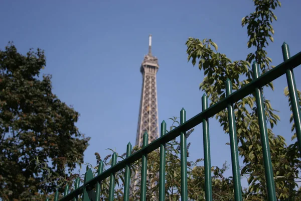 Una Toma Ángulo Bajo Parte Superior Torre Eiffel Través Los — Foto de Stock