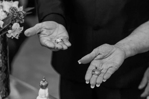 손바닥 결혼반지를 남녀의 — 스톡 사진