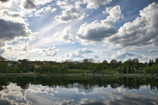 Naturskön Bild Molnig Himmel Som Reflekteras Liten Sjö Brebu Rumänien — Stockfoto