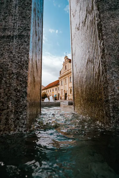 イタリアのヴェネツィアの運河の狭い路地から垂直ショット — ストック写真