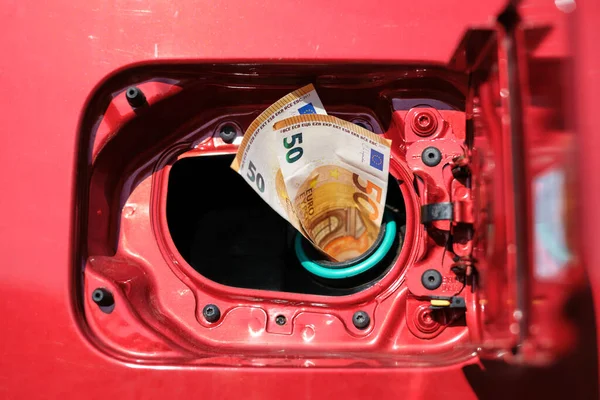 Perto Duas Notas Cinquenta Euros Que Saem Tanque Automóveis Altos — Fotografia de Stock