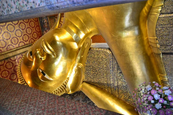 Eine Vertikale Aufnahme Der Goldenen Buddha Skulptur — Stockfoto