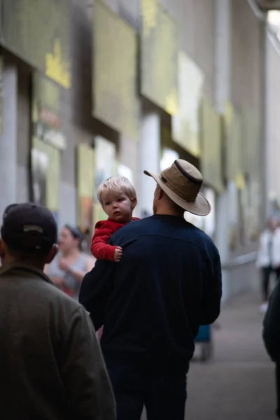 Een Blanke Man Met Een Cowboyhoed Die Zijn Zoon Straat — Stockfoto