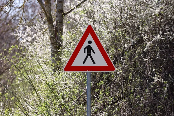 Een Rood Driehoekig Verkeersbord Voorzichtig Voor Voetgangers Een Landelijk Gebied — Stockfoto