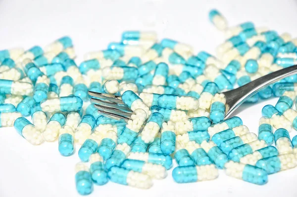 Detailní Záběr Vidličku Hromadě Pilulek Izolovaných Bílém Pozadí — Stock fotografie