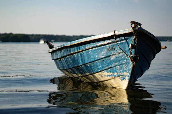 Detailní Záběr Ošlehaného Starého Modrého Člunu Plujícího Hladině Jezírka — Stock fotografie