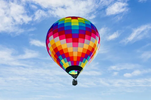 Den Färgglada Varmluftsballongen Flyger Över Blå Himmel — Stockfoto