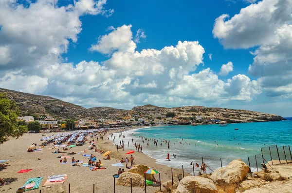 Famosa Playa Matala Llena Turistas Isla Creta —  Fotos de Stock