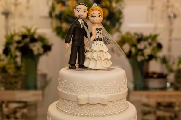 Gelin Damat Figürlü Bir Düğün Pastası — Stok fotoğraf