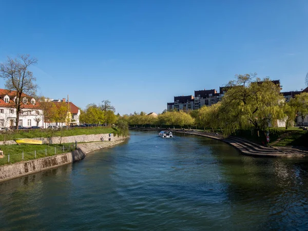 Ein Touristenboot Schwimmt Auf Einem Fluss Der Durch Ljubljana Fließt — Stockfoto