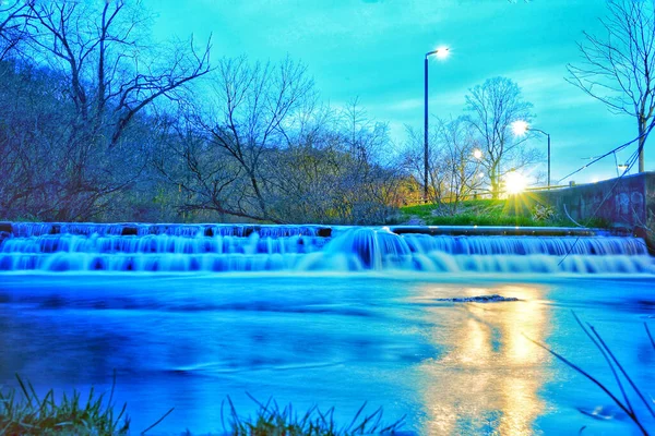 Invierno Flujo Agua Desde Puente Por Noche — Foto de Stock