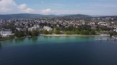 Annecy Gölü 'ndeki güzel Albigny plajı, Fransa' daki İmparatorluk Sarayı 'nın yanında, Haute Savoie.