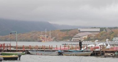 Hakone Gölü Limanı, Japonya 'da geleneksel bir yelkenli teknesine yakın çekim.