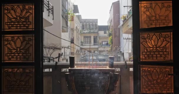 Ein Weihrauch Und Kerzentopf Auf Einem Balkon Einem Wohngebiet Chi — Stockvideo