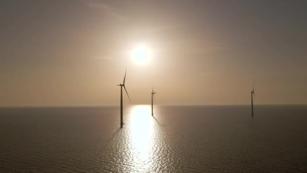 Вид Повітря Обертові Гігантські Вітрові Турбіни Воді Проти Заходу Сонця — стокове відео