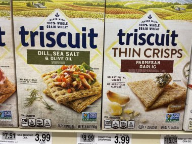 Grovetown, Ga USA - 04 20 22: Perakende ürünleri Triscuit bisküvileri fiyat etiketleri