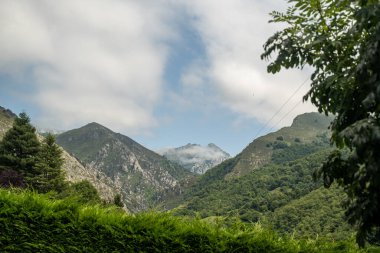 Bulutlu bir gökyüzüne karşı büyüleyici bir manzara.