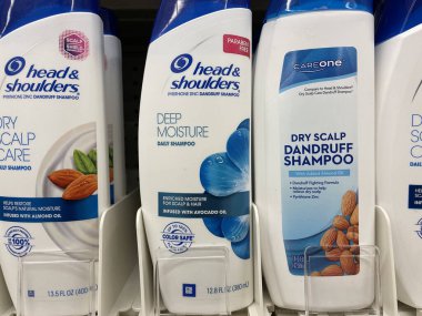 Grovetown, Ga USA - 04: 20 22: Perakende mağaza rafındaki Hair Care ürünleri Head ve Shoulders markası