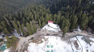Kışın yüksek çayırlarla çevrili binaların güzel drone görüntüsü..