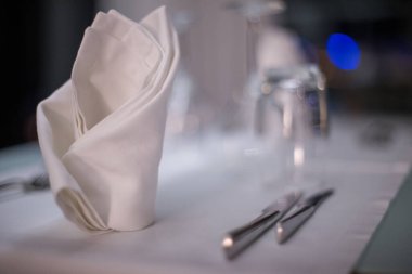 Masada birkaç boş şarap kadehi var.