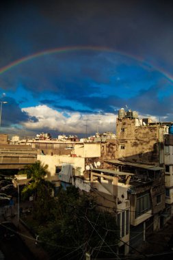 Binaların üzerinde güzel bir gökkuşağı görüntüsü