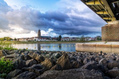 Bulutlu gökyüzüne karşı Deventer şehrinin manzarası. Overijssel, Hollanda.