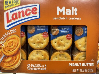 Grovetown, Ga USA - 04: 20 22: Bir perakende mağazasının rafında Lance krakerleri