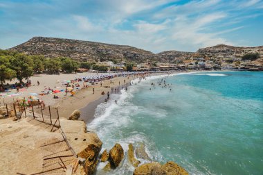 Matala plajı, Girit adası Yunanistan 'da Roma mezarlığı olarak kullanılan kayalıklardaki mağaraların arasından geçiyordu.