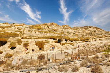 Matala Sahili 'nde kayalıklarda mağaralar vardı. Roma mezarlığı olarak kullanılırdı. 70' li yıllarda dünyanın her yerinden hippiler yaşardı.