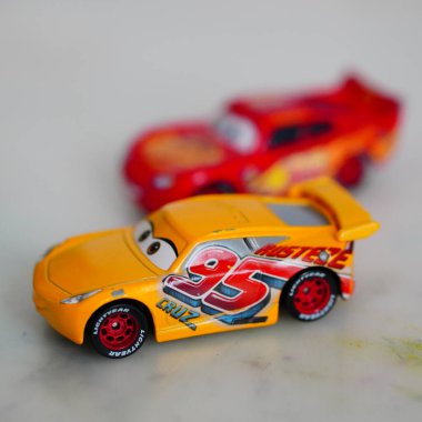 Disney Pixar Cars filmindeki Mattel Cruz Ramirez 'in oyuncak yarış arabasının seçici odak noktası.