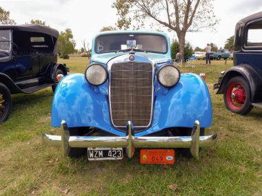 Eski mavi Mercedes Benz 170 w136 kamyonet 1950 dolaylarında. Ön manzara. Izgara yap. Yeşil çimen doğası. Alet edevat mı, tarım aleti mi? Klasik araba şovu..