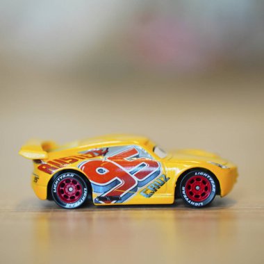 Disney Pixar Cars filmindeki Mattel Cruz Ramirez 'in oyuncak yarış arabasının dikey çekimi.