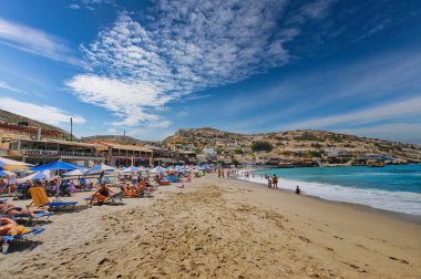 Matala 'nın turistlerle dolu ünlü plajı, Girit adası.
