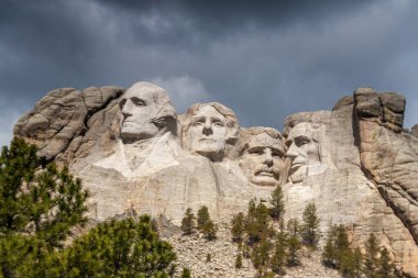 Rushmore Dağı Ulusal Anıtı, dağa oyulmuş dört Amerikan başkanının devasa bir heykeli.