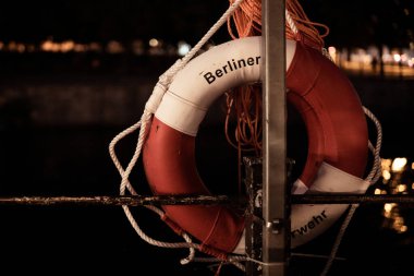 Almanya 'nın başkenti Berlin' de karanlık bir gecede bir kurtarma yüzüğünün yakın çekimi.