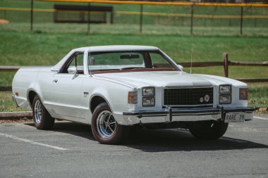1979 model beyaz bir Ford Ranchero 'nun güzel bir görüntüsü.