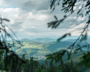 Bulutlu bir günde dağların zirvesi