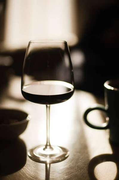 Arka Planda Bulanık Bir Şarap Kadehi — Stok fotoğraf